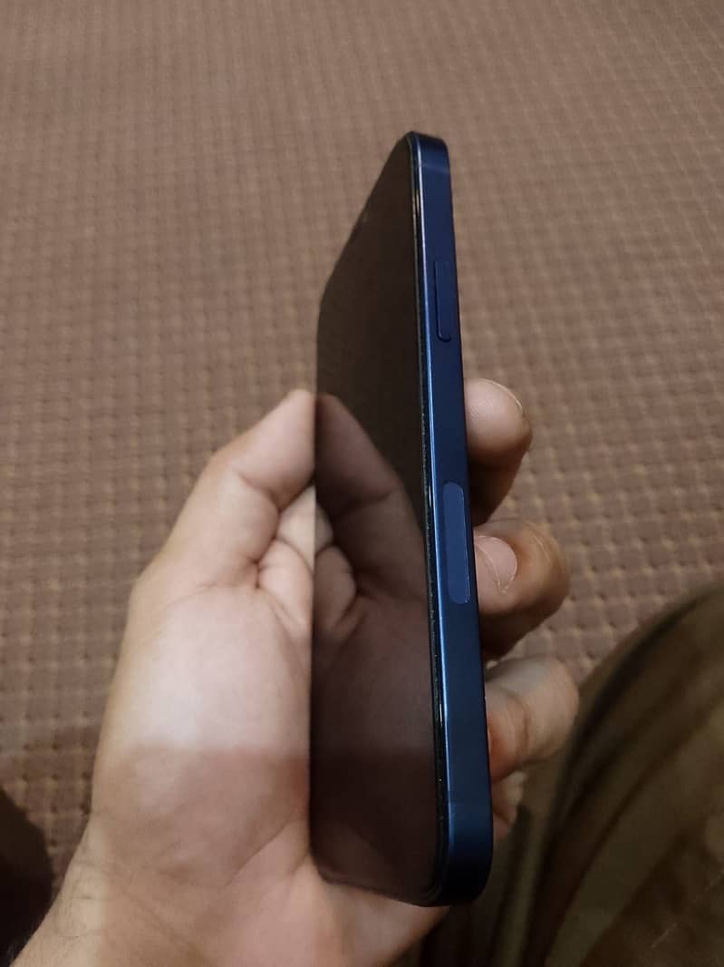 Apple iPhone 12 4