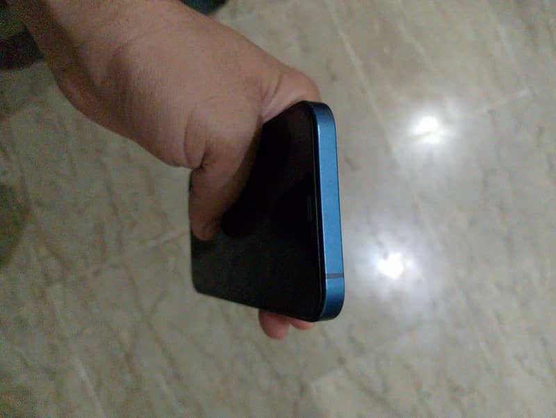 Apple iPhone 12 4