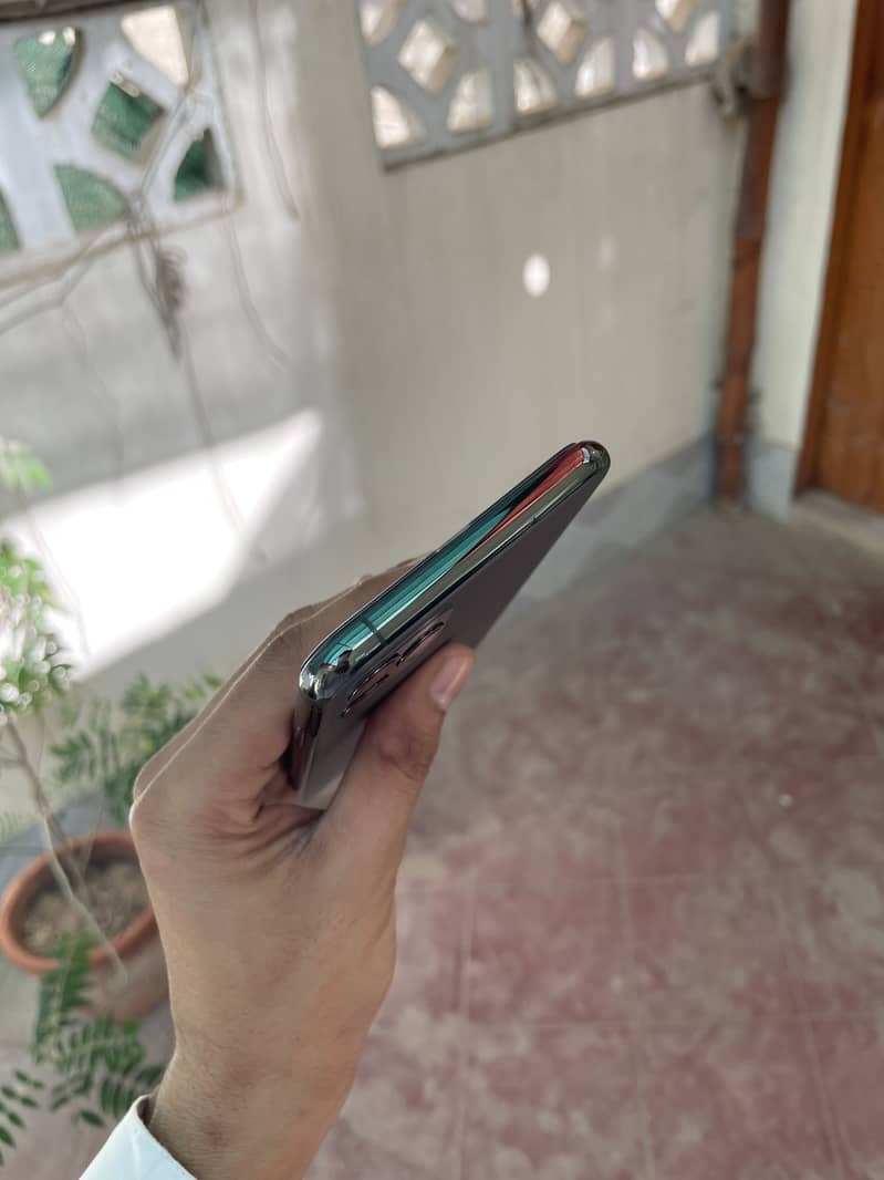 Apple iPhone 11 Pro Max 2