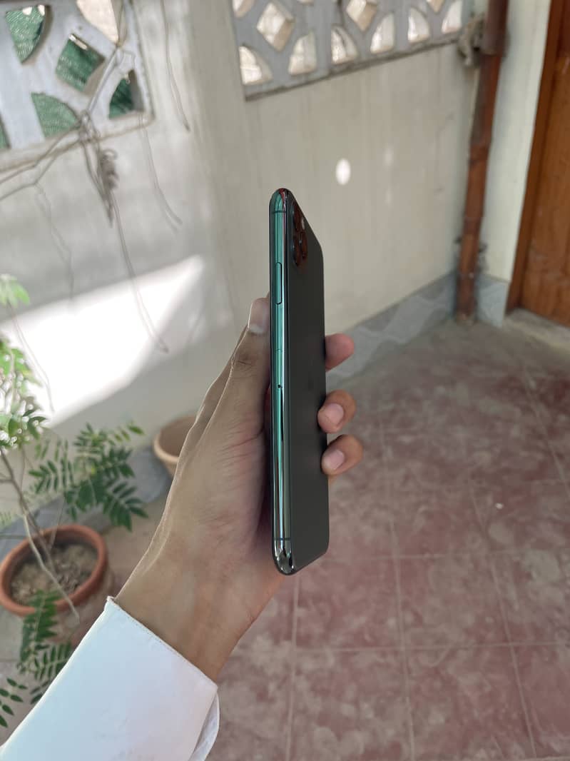 Apple iPhone 11 Pro Max 4