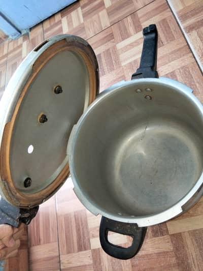 al-saya and Son's - Pressure Cooker