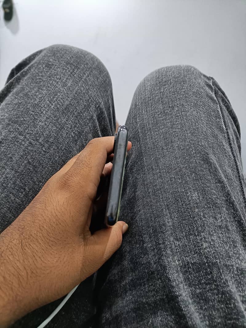 Apple iPhone X 4