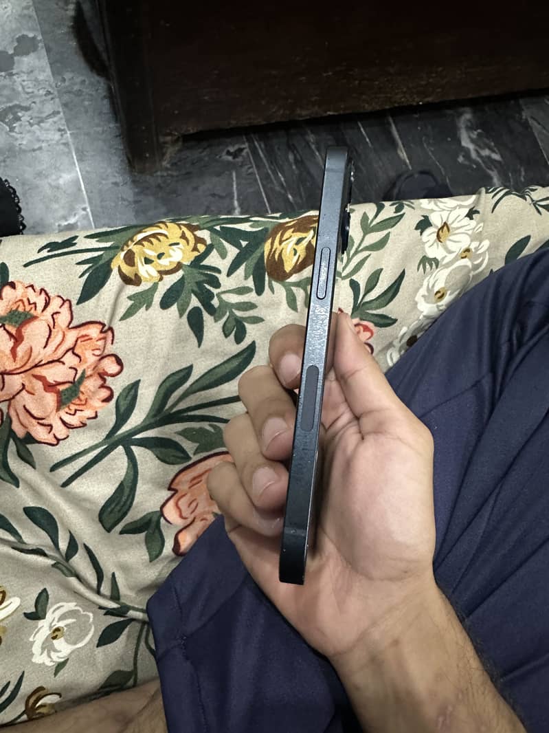 Apple iPhone 13 1