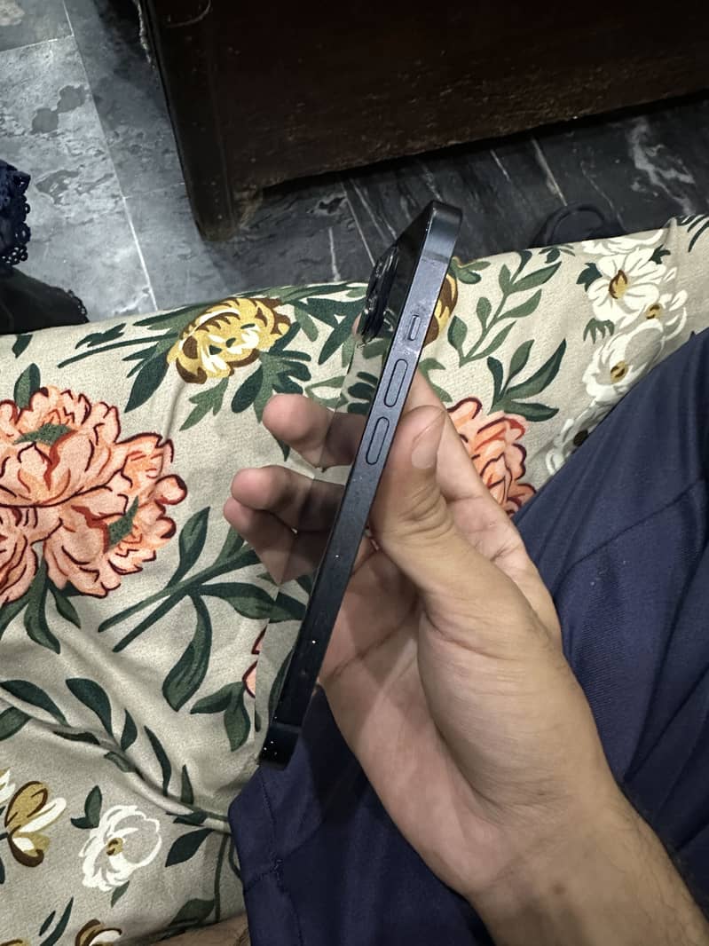 Apple iPhone 13 2