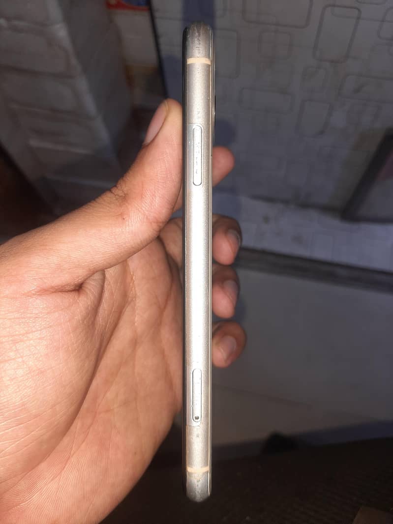Apple iPhone 11 4