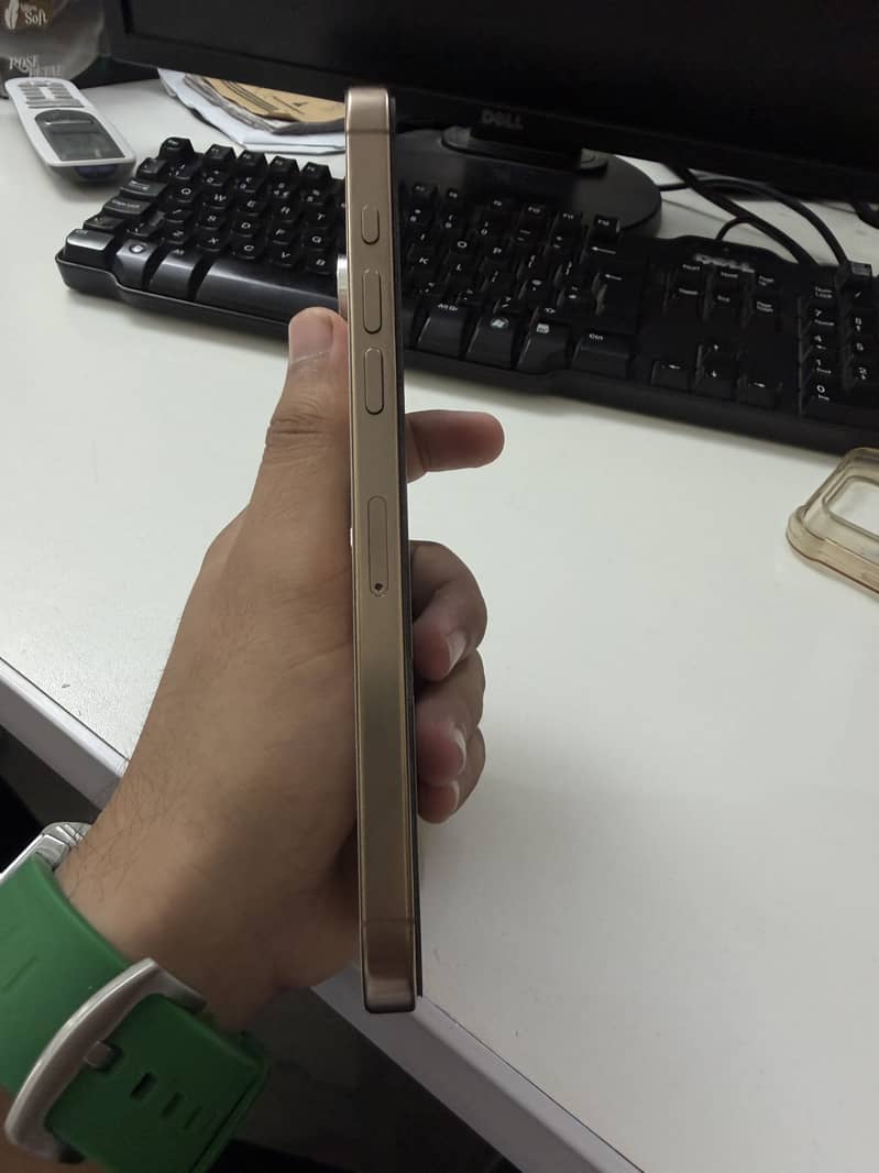 Apple iPhone 16 Pro Max 4
