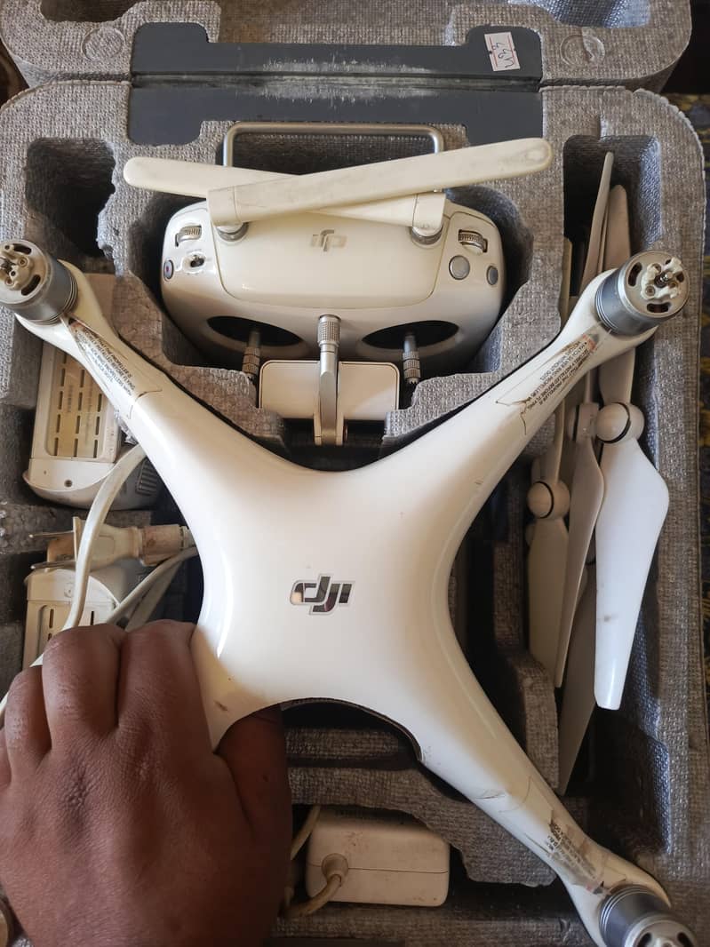 dji phantom 4 pro drone combo 0