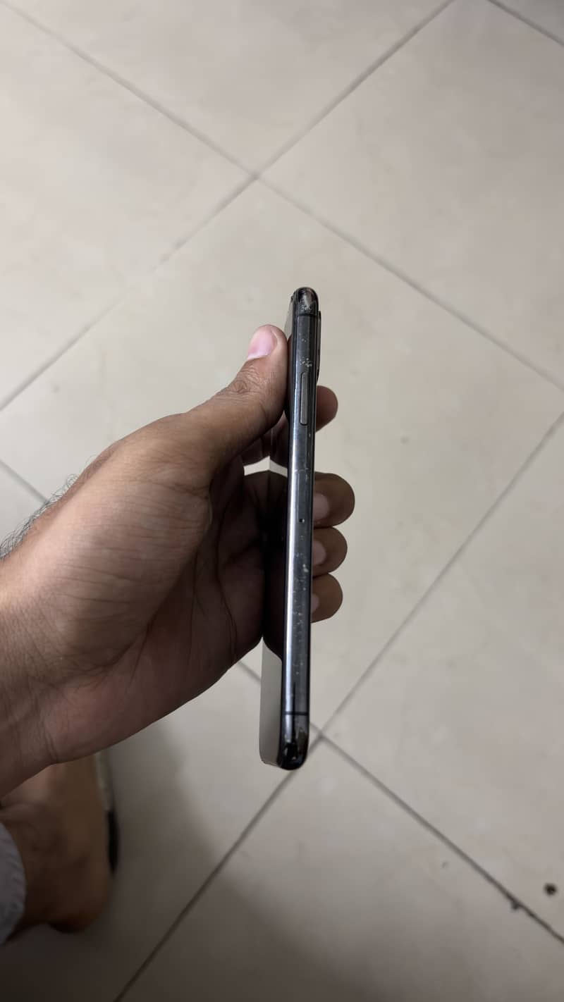 Apple iPhone XS 4