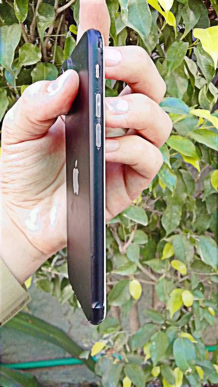 Apple iPhone 8 4