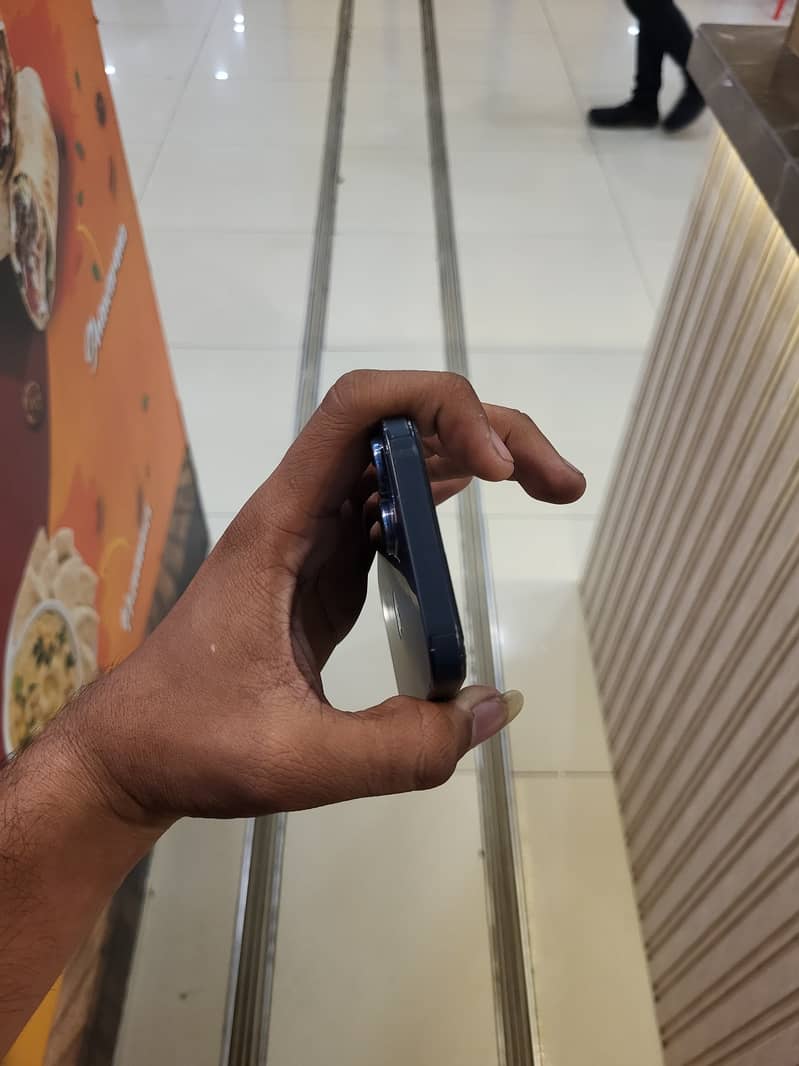 Apple iPhone 13 4