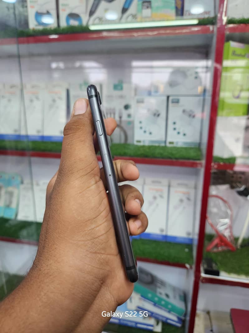 Apple iPhone 8 4