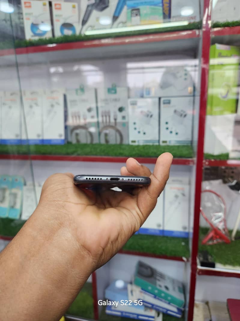 Apple iPhone 8 5