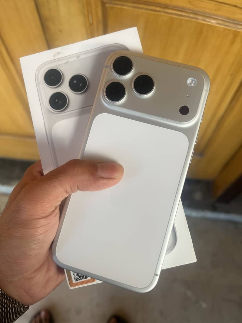 Apple iPhone 17 Pro Max 1
