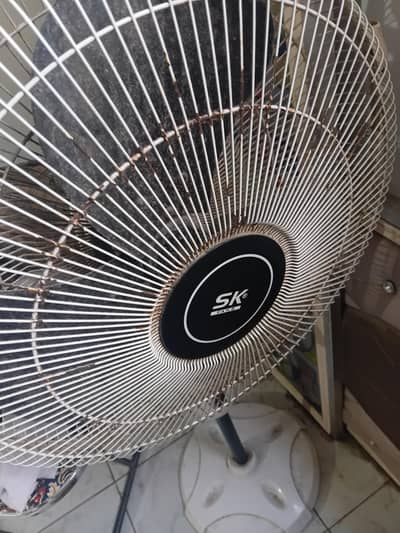 SK pedestal fan