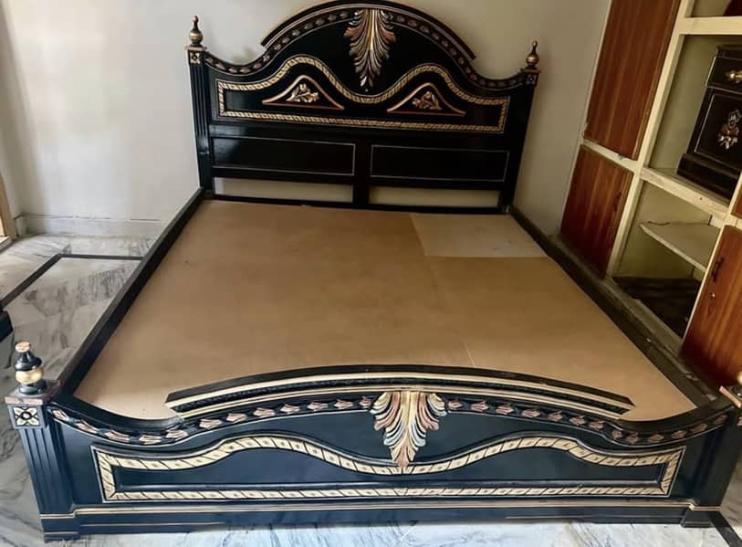King size bed 0