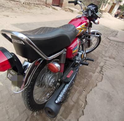 Honda 125 Red