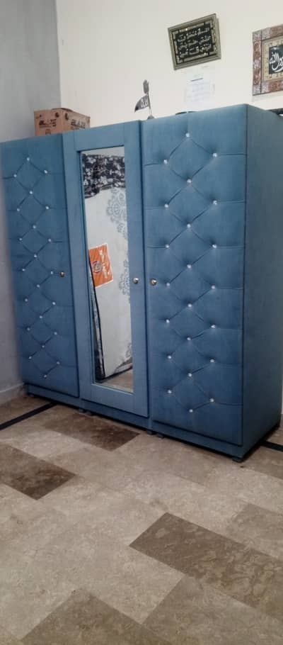 3 door velvet poshesh Almari