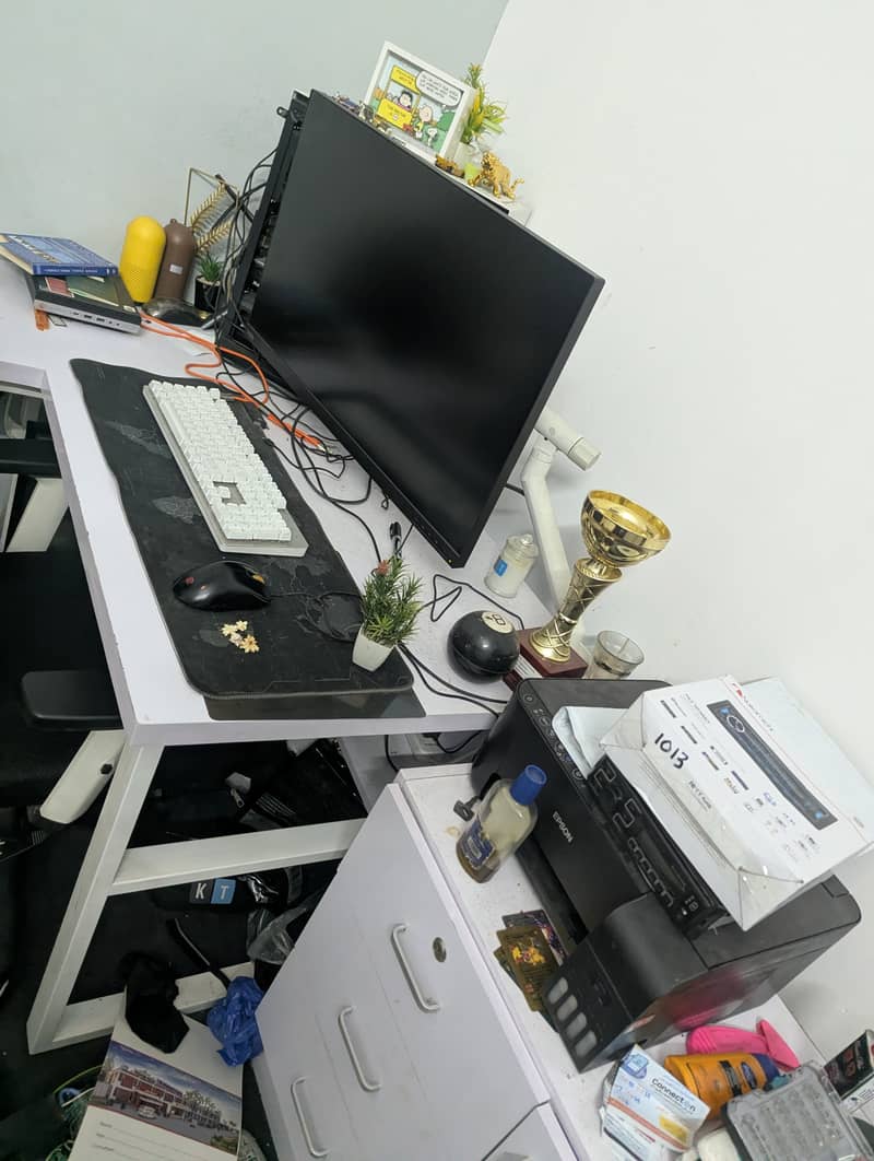 L shaped table for computer, metal frame 1