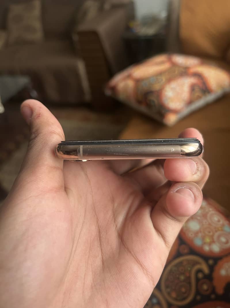Apple iPhone XS 4