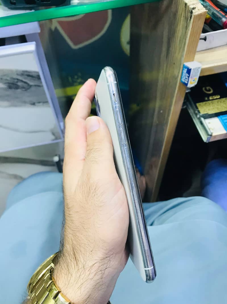 Apple iPhone 11 Pro Max 2