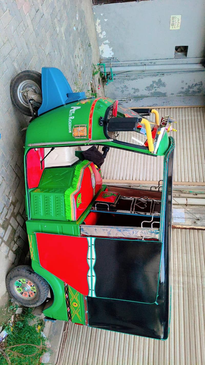 بالکل نیو رکشہ ہے 10 دن ہوئے ہے 2