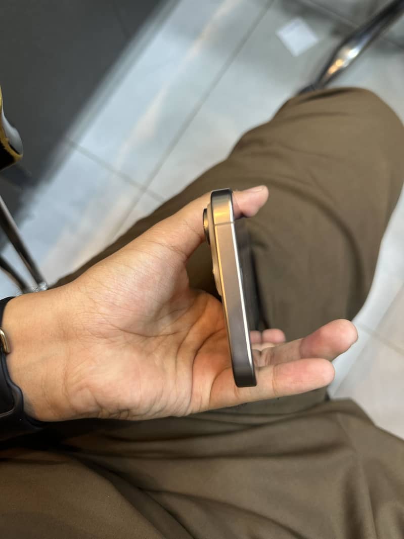 Apple iPhone 16 Pro Max 2