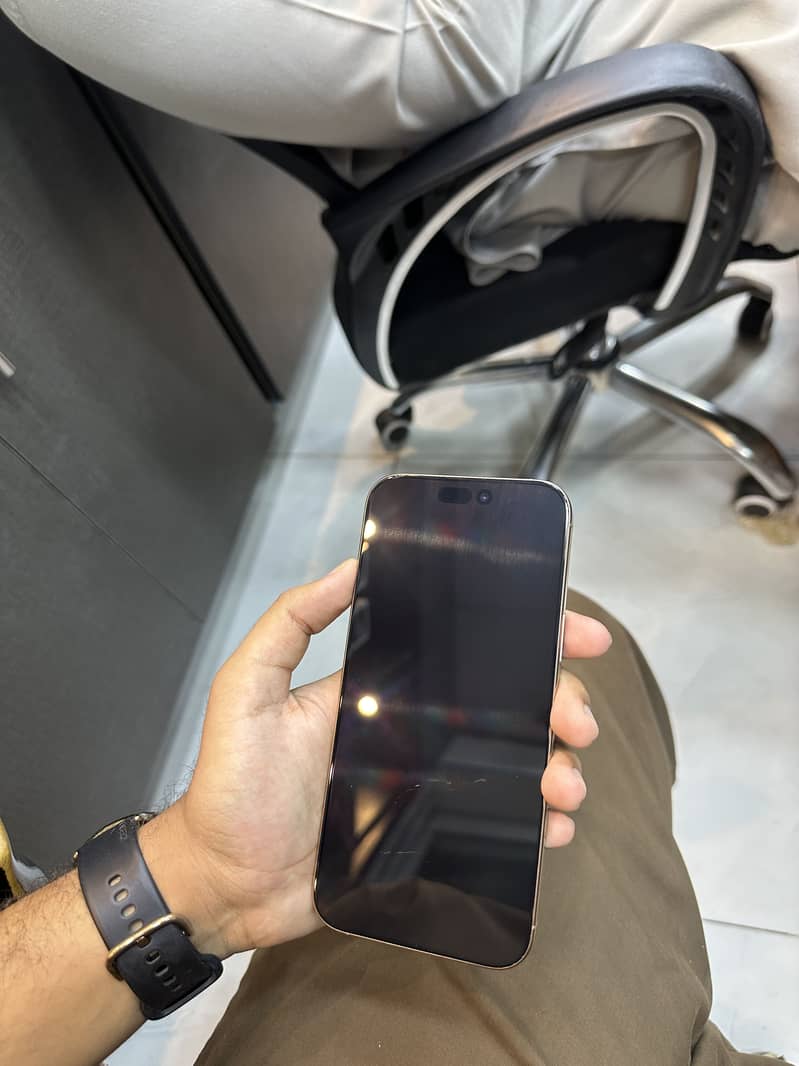 Apple iPhone 16 Pro Max 4