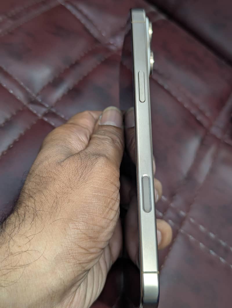 Apple iPhone 16 Pro Max 4