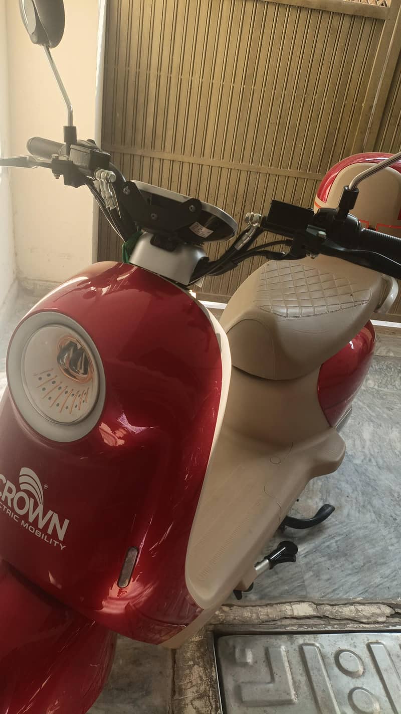 crown electric mobility 0