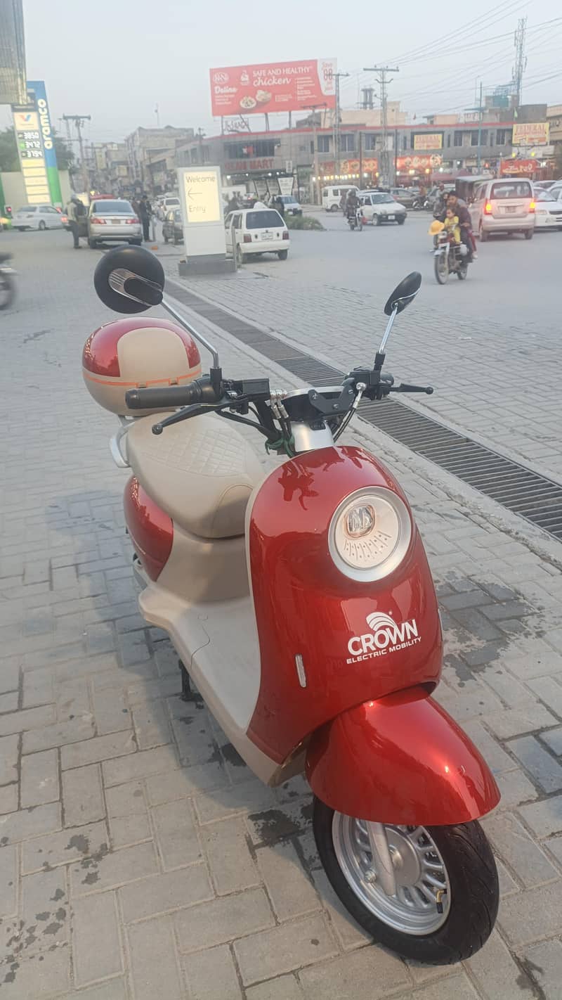 crown electric mobility 1