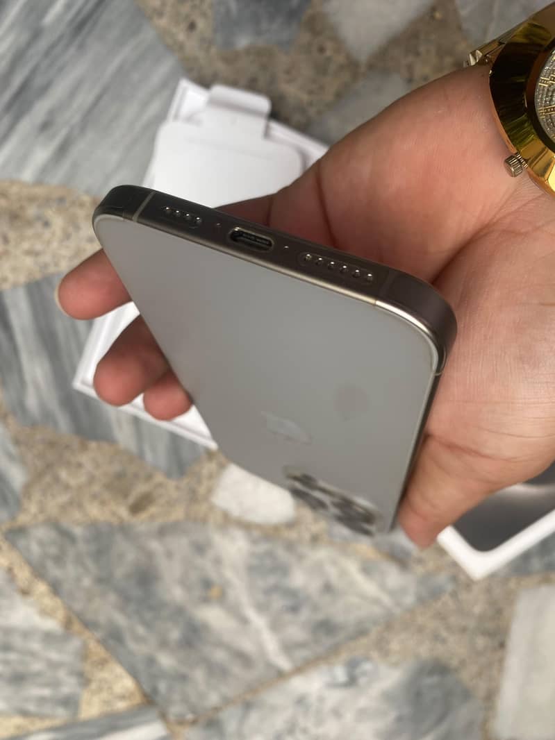 Apple iPhone 15 Pro Max 4