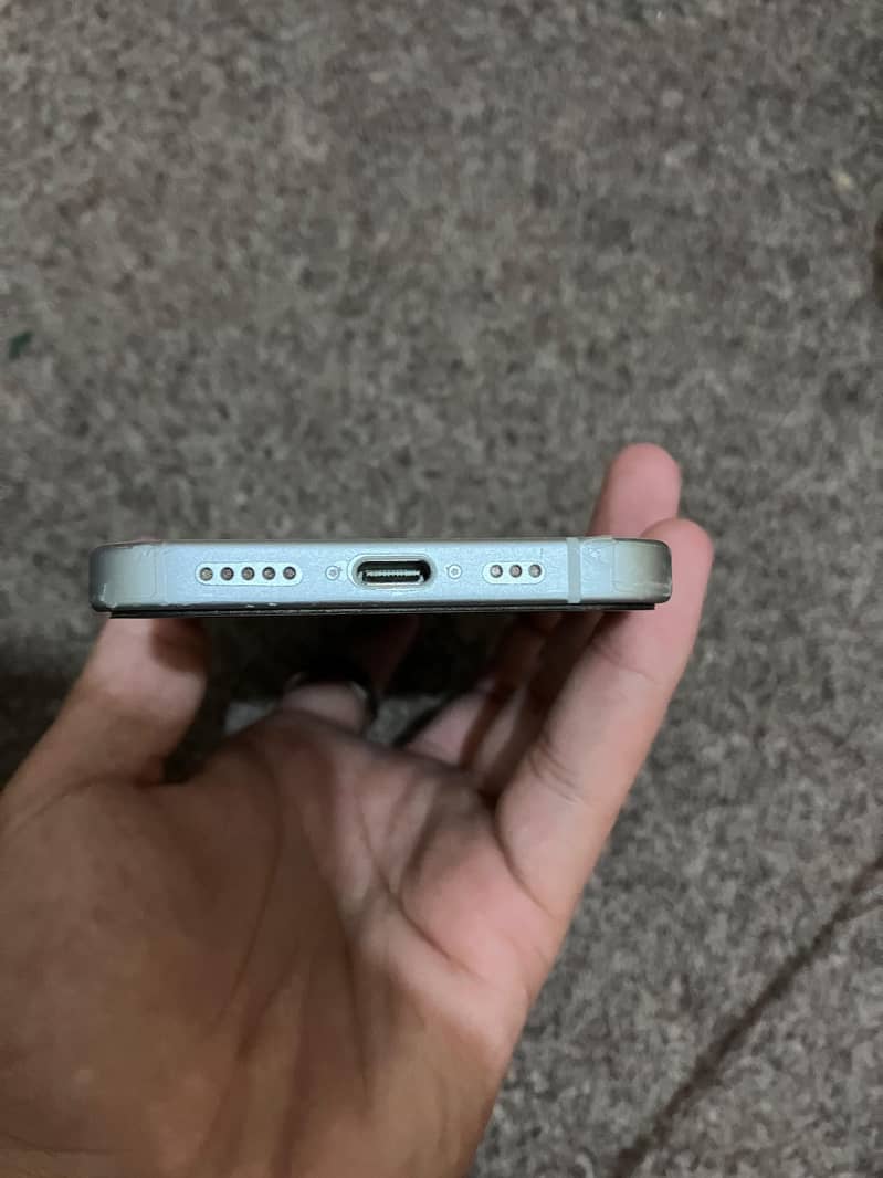 Apple iPhone 15 4