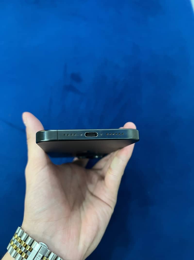 Apple iPhone 15 Pro Max 4