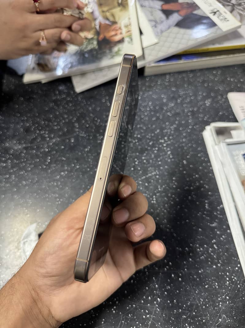 Apple iPhone 16 Pro Max 4