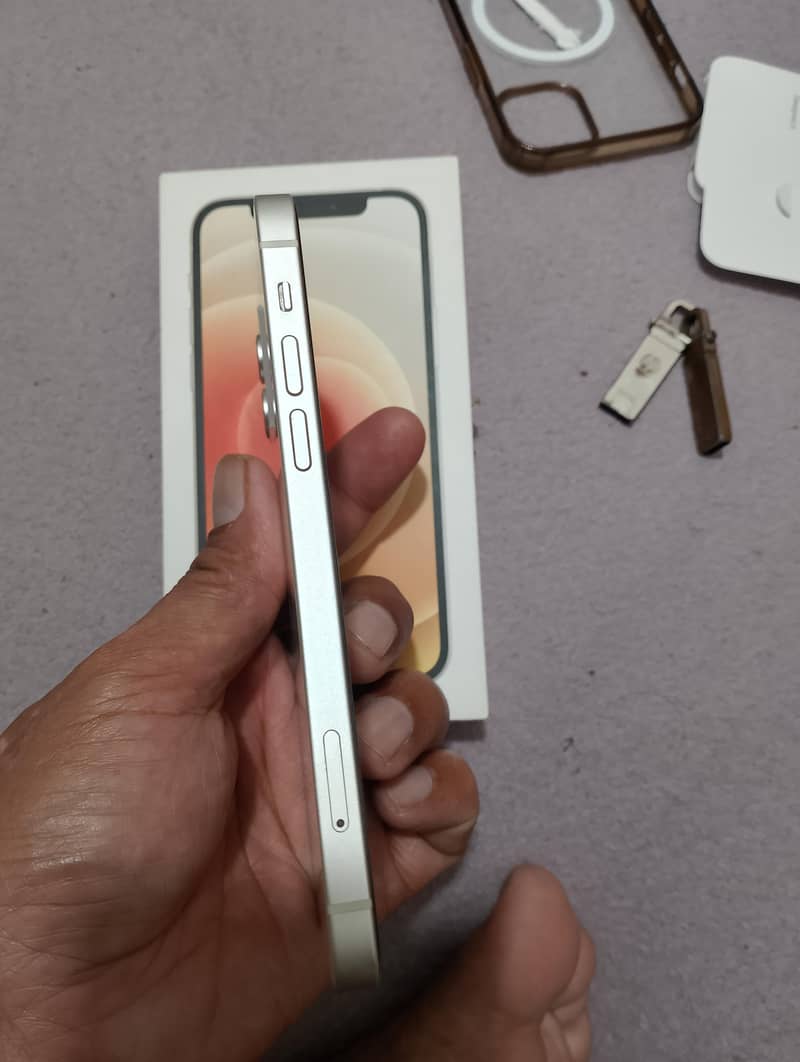 Apple iPhone 12 4