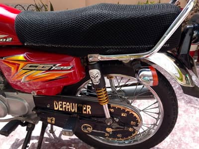 Honda baik 125red color ghr ki chli hoi AK hath k istmal min hy j