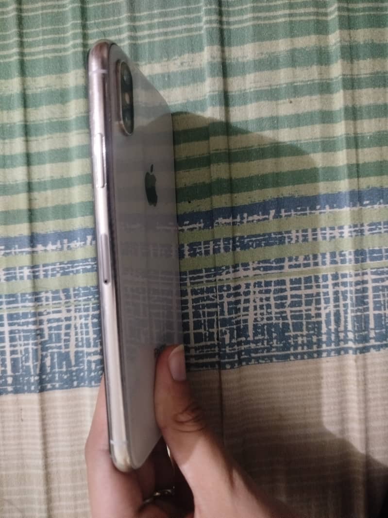 Apple iPhone XS Max 3