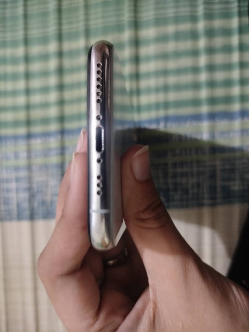 Apple iPhone XS Max 4