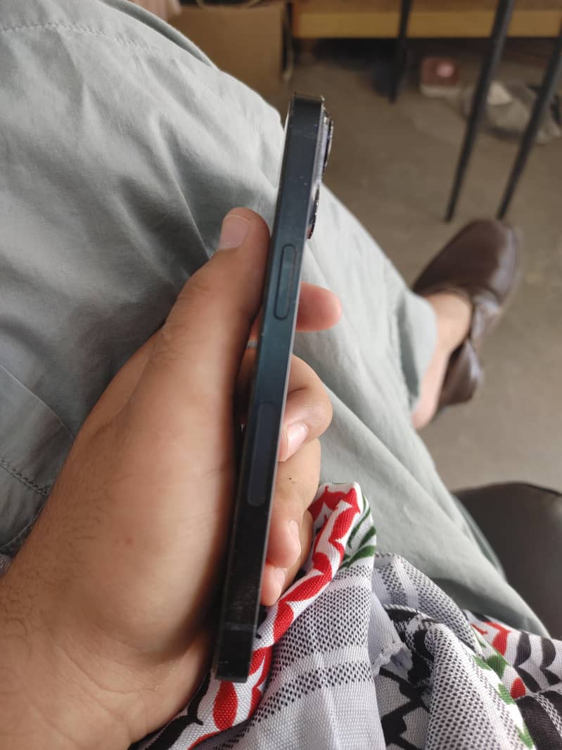 Apple iPhone 14 3