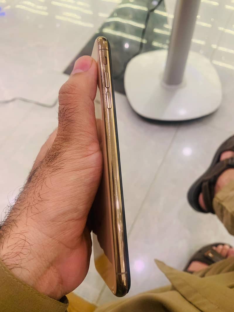 Apple iPhone XS Max 3