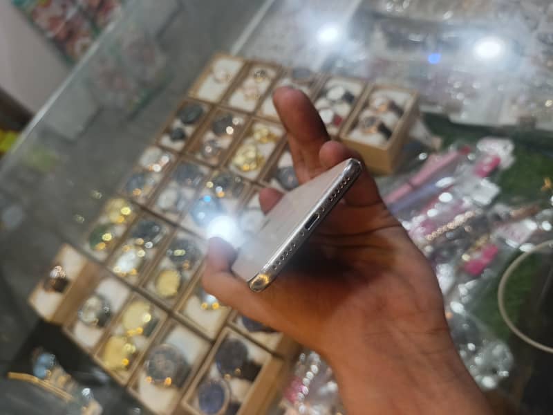 Apple iPhone X 4