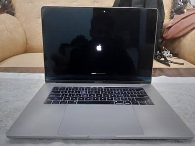 MacBook pro 2018 retina 15" | 16gb | 256gb | i7 | 4 gb graphics