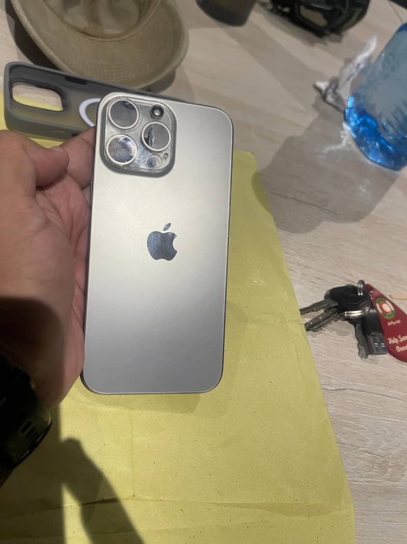 Apple iPhone 16 Pro Max 4