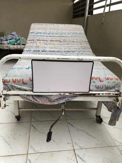 Movable Stretcher bed with and Raxine cover and Matress