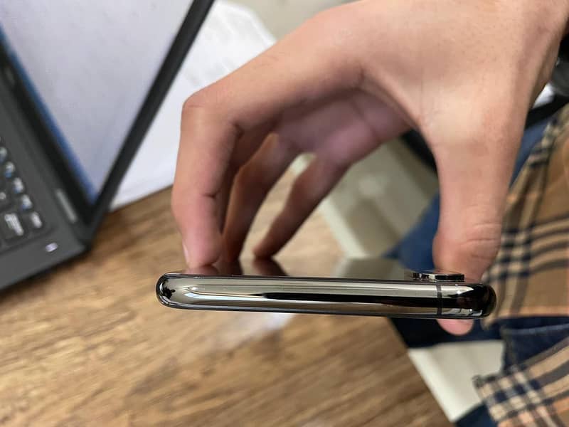 Apple iPhone XS Max 1