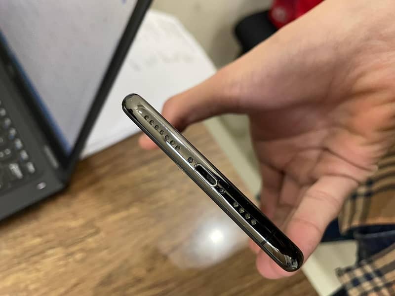 Apple iPhone XS Max 3