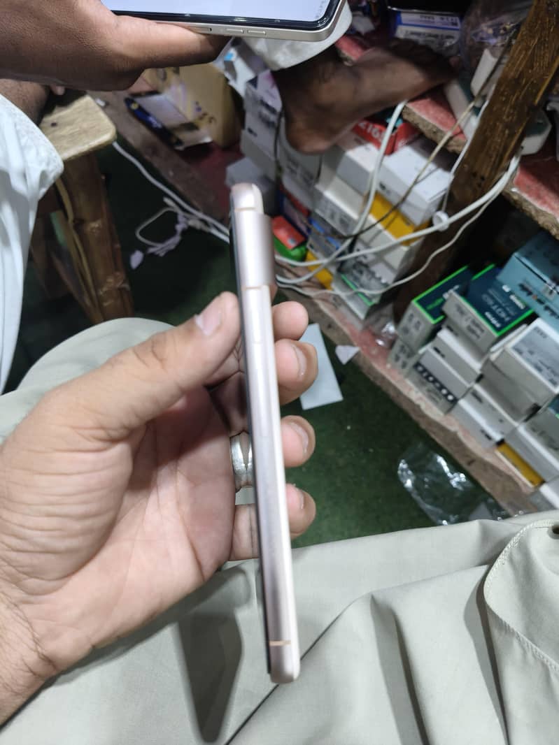 Google Pixel 8 4