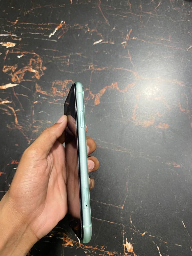 Apple iPhone 11 4