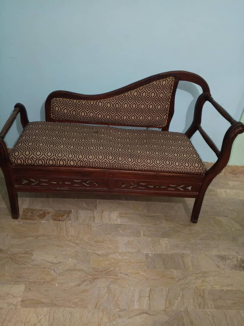4 seater Sofa 0
