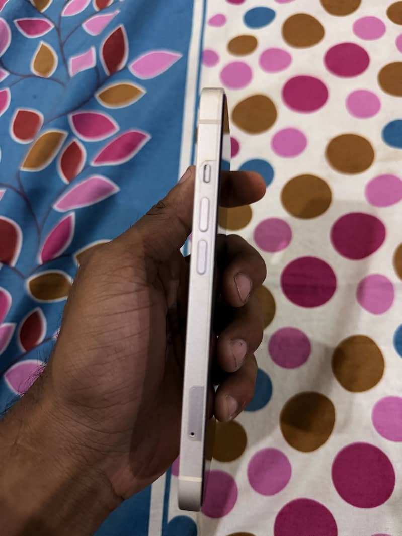 Apple iPhone 13 5